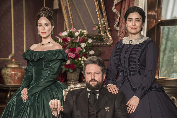 Mariana Ximenes, Selton Mello e Letícia Sabatella na novela Nos Tempos do Imperador