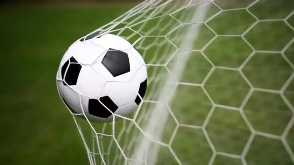 Imagem de uma bola de futebol dentro da rede