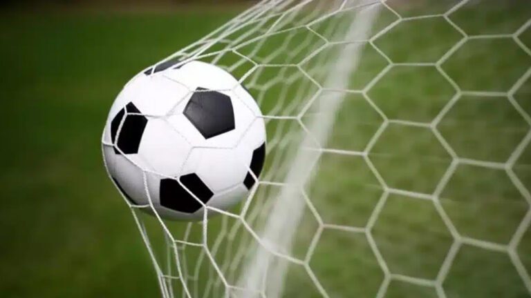 Imagem de uma bola de futebol dentro da rede
