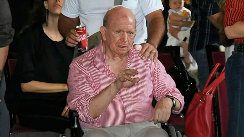 Cecil Thiré no velório de sua mãe
