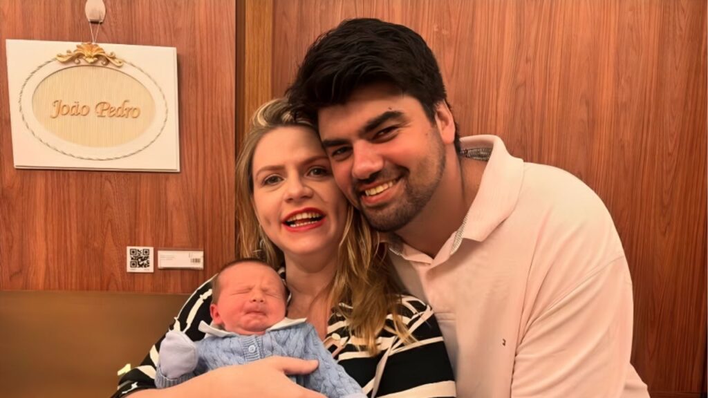 André Azeredo e sua esposa com o filho João Pedro
