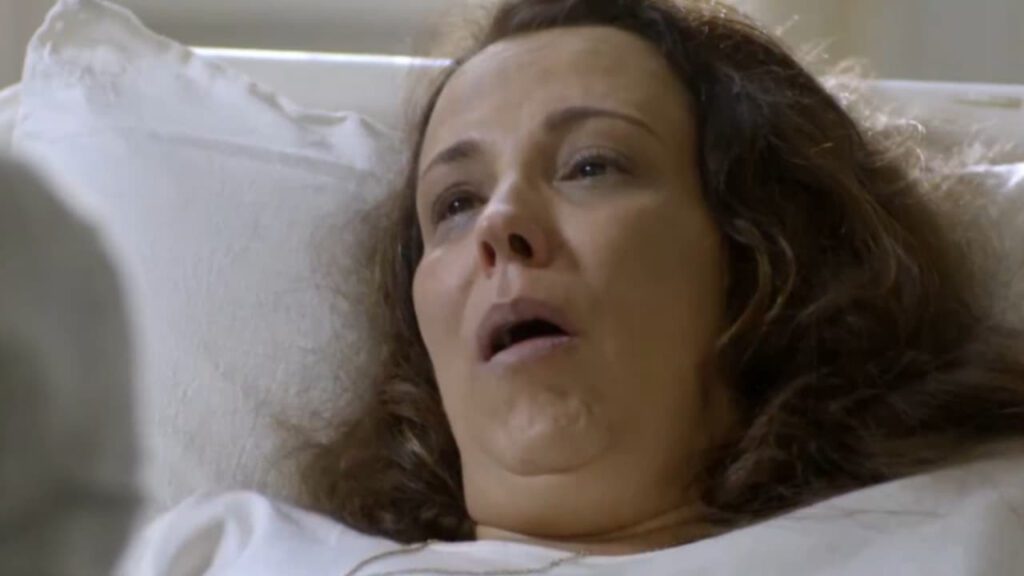 Emília (Ana Beatriz Nogueira) forja a própria morte após atentado em Além do Tempo - Foto: Reprodução/Globo